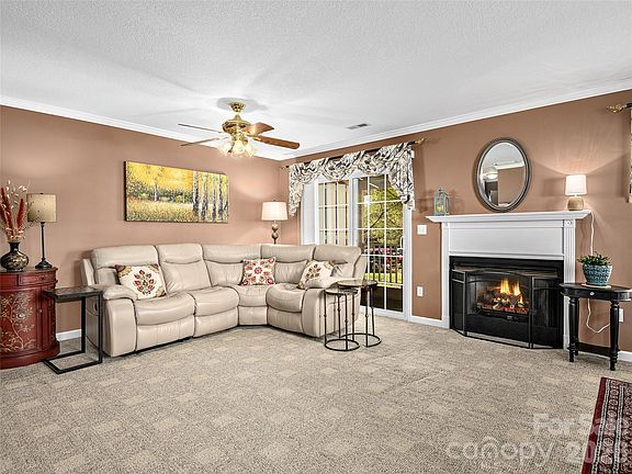 4th image of 15 Willowick Dr