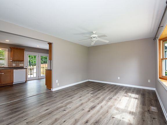 2nd image of 2312 Briar Ln
