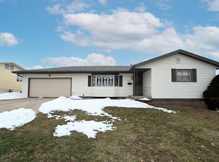 200 32nd St NW, Cedar Rapids, IA 52405