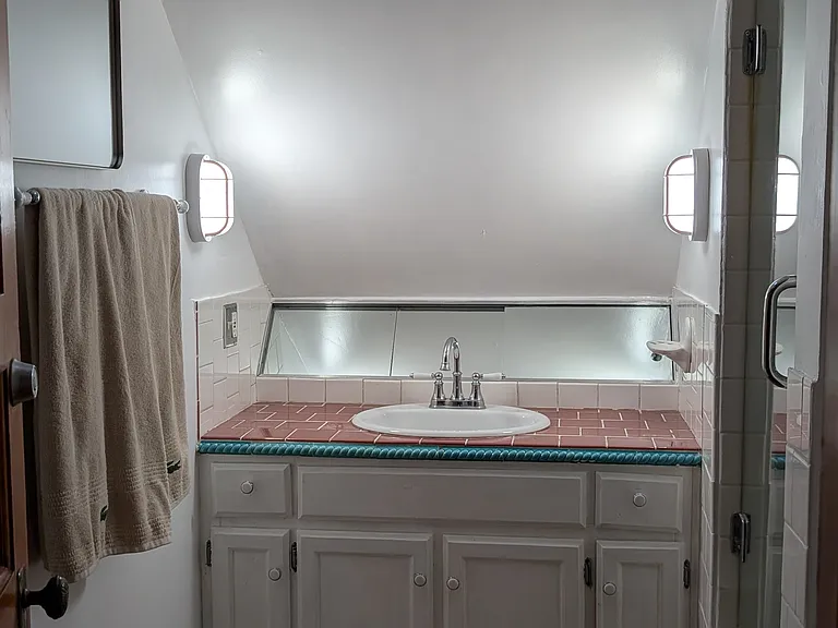 826 S Burlington Ave — Photo 5