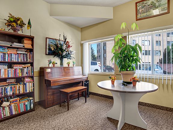 4th image of 33 River St W #2-Bedroom