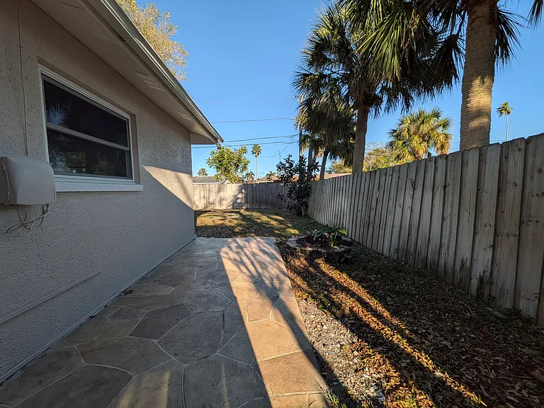 5523 Venetian Blvd NE — Photo 34