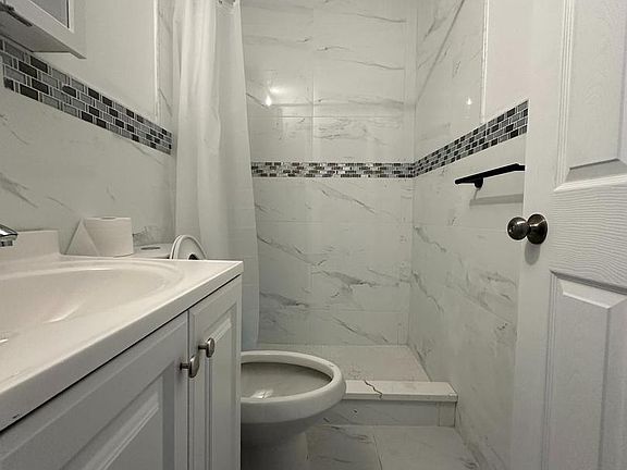 3rd image of 3843 Baring St