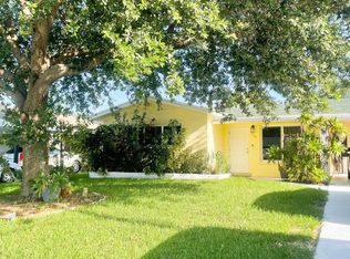 910 Pine Tree Dr, Lantana, FL 33462