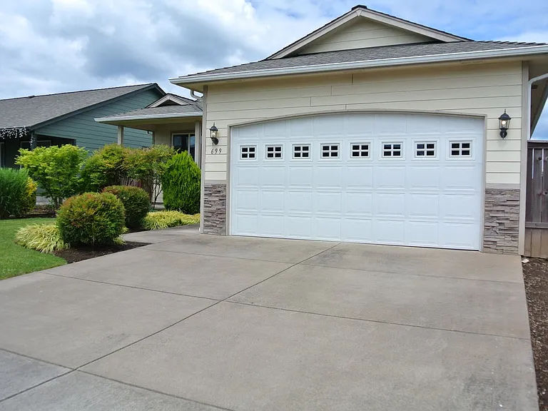699 Trinity St NE — Photo 1