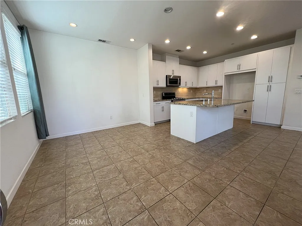 Building Photo - 102 Wild Rose