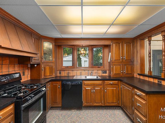 4th image of 2716 Foster Ave NE