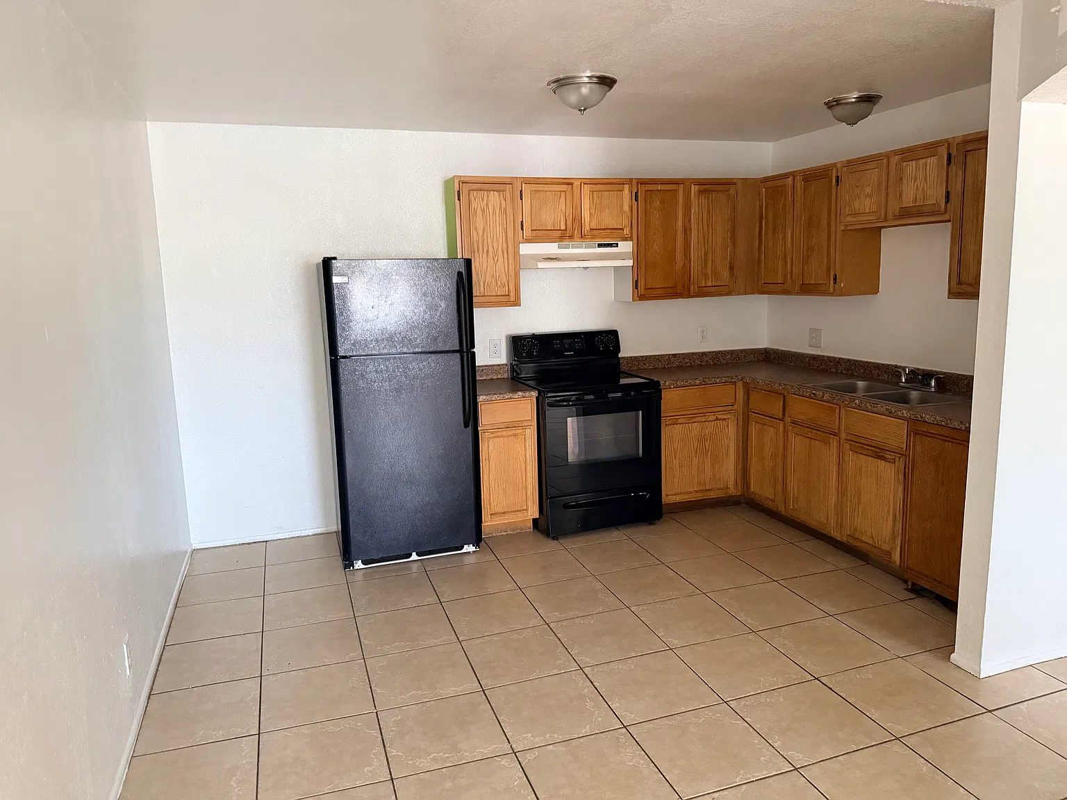 Rancho Valencia Apts. — Photo 2