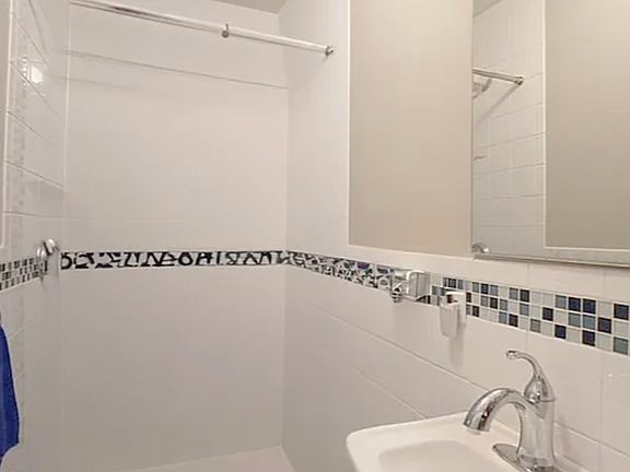 5th image of 42 Meserole St APT 402