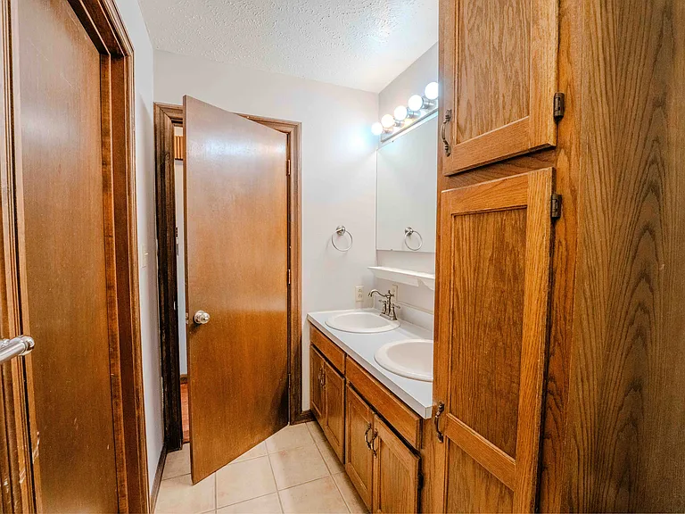225 Parker Dr — Photo 16