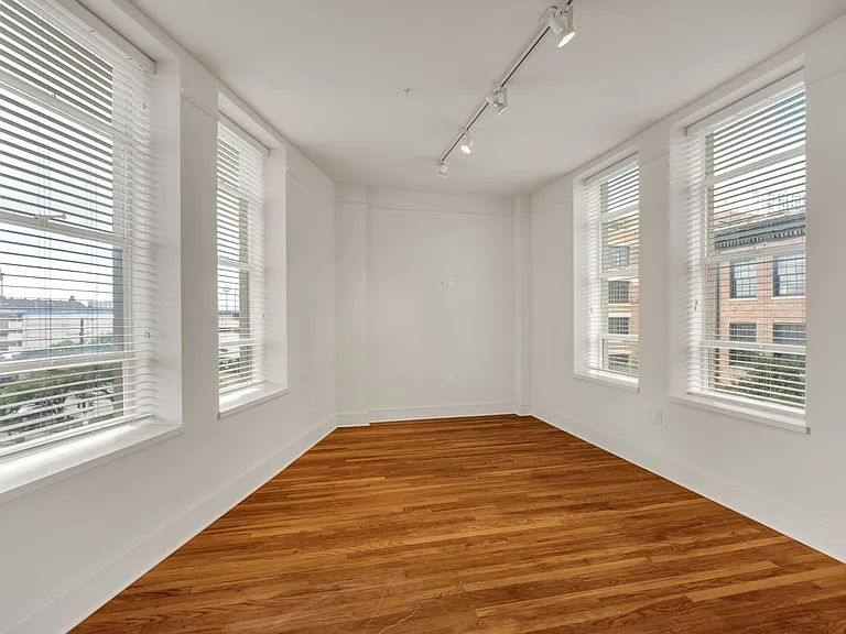 The Howard Luxury Apartments — Photo 14