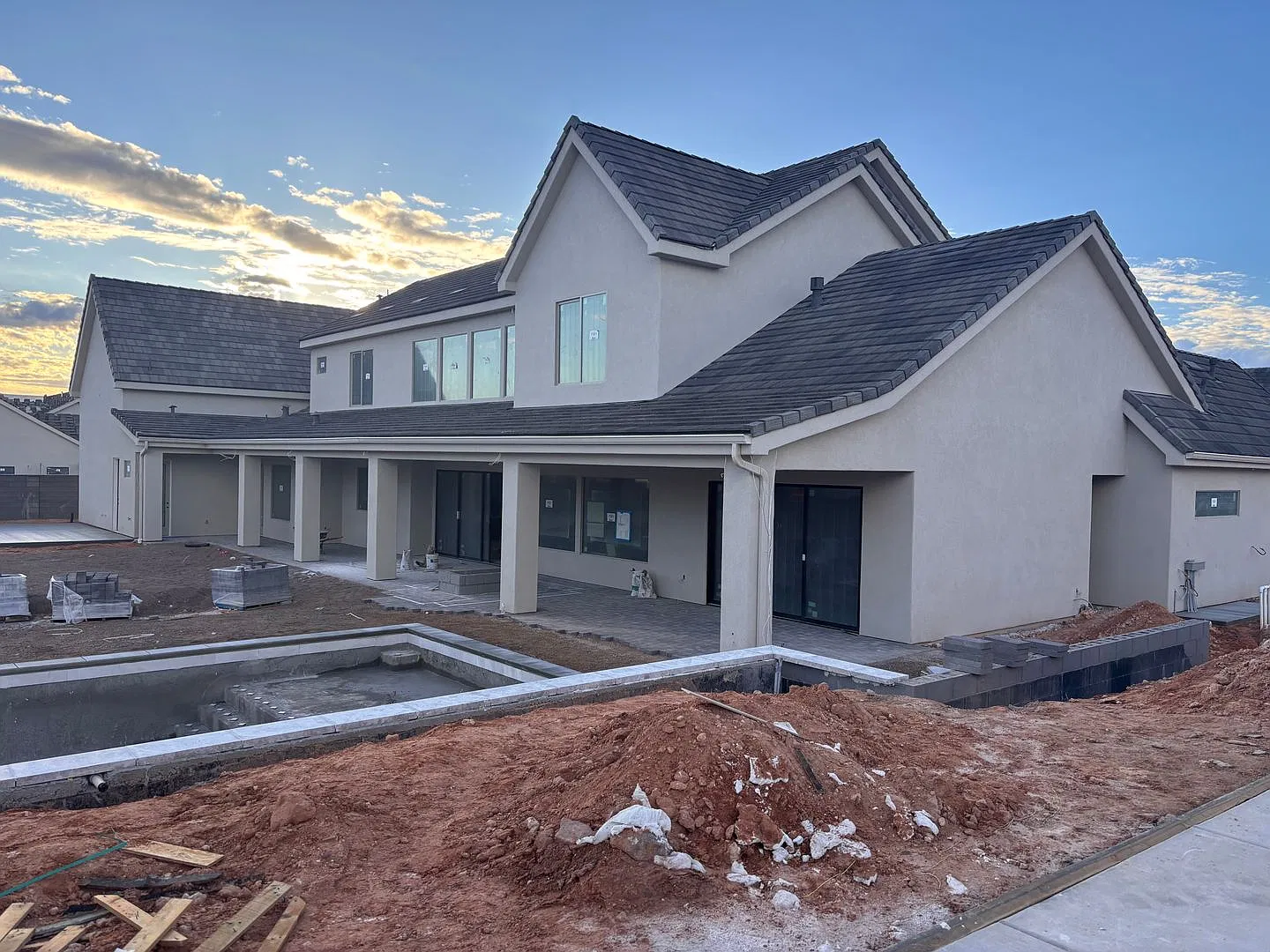 Gorgeous 5 bed 7 bath home in Estates at Old Farm — Photo 3