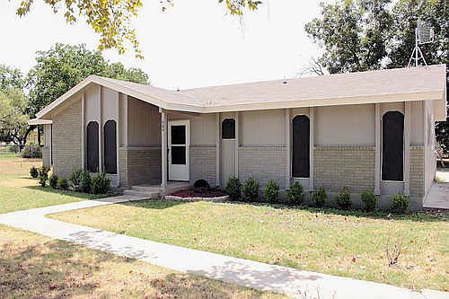 1st image of 504 N River Oaks Dr