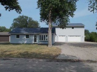 5449 J St SW, Cedar Rapids, IA 52404