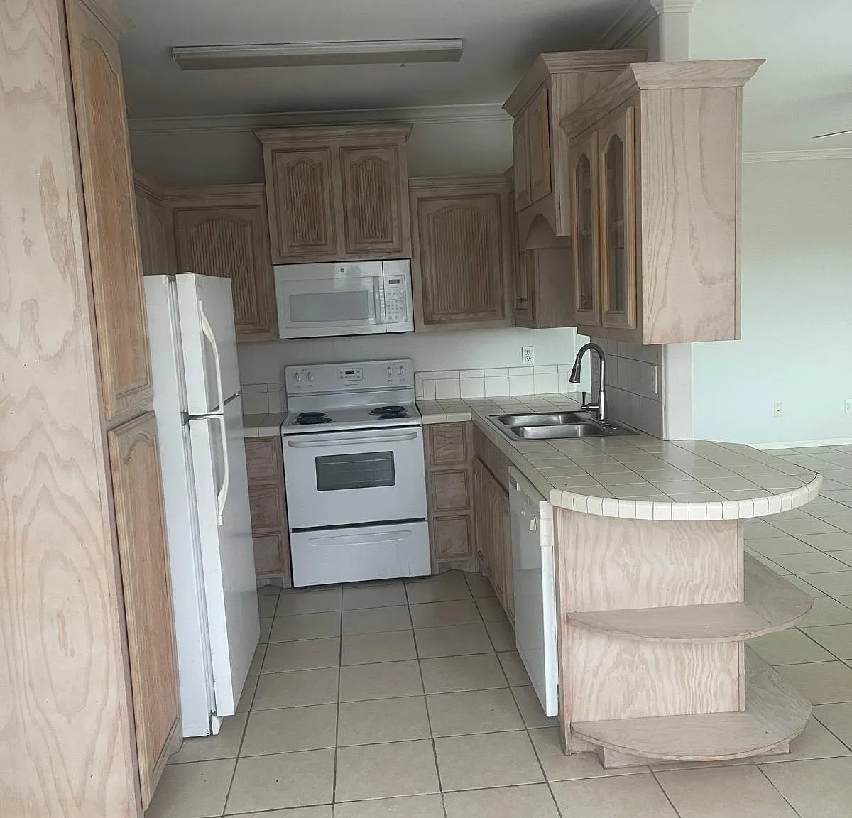 3 bed, 1300 sqft, $1,100 — Photo 2