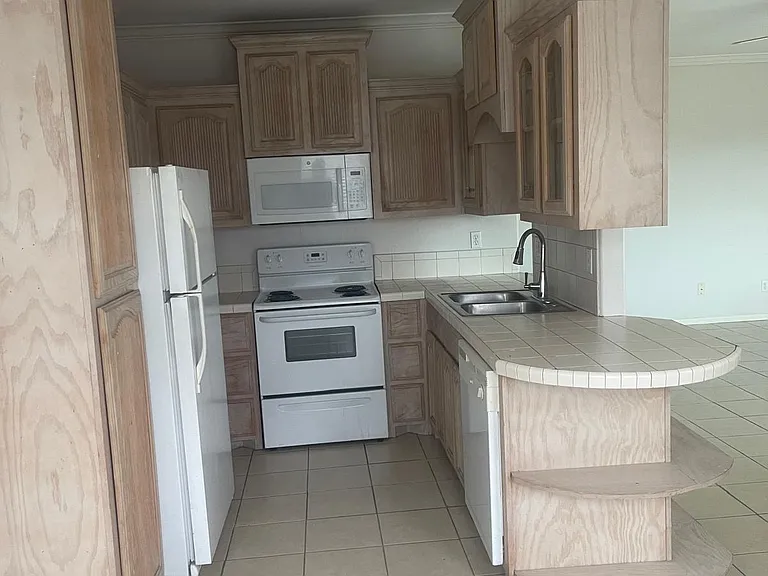800 W Hall Acres Rd #9 — Photo 2