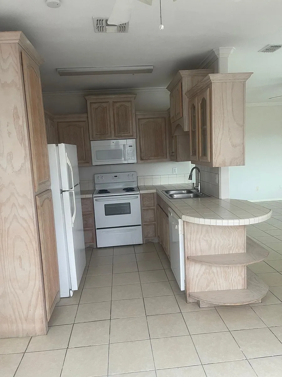 Building Photo - 800 W Hall Acres Rd #9