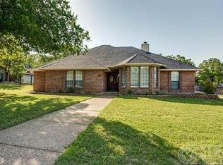 800 Shady Creek Dr, Kennedale, TX 76060