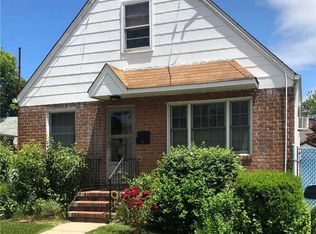87-11 260th St, Floral Park, NY 11001