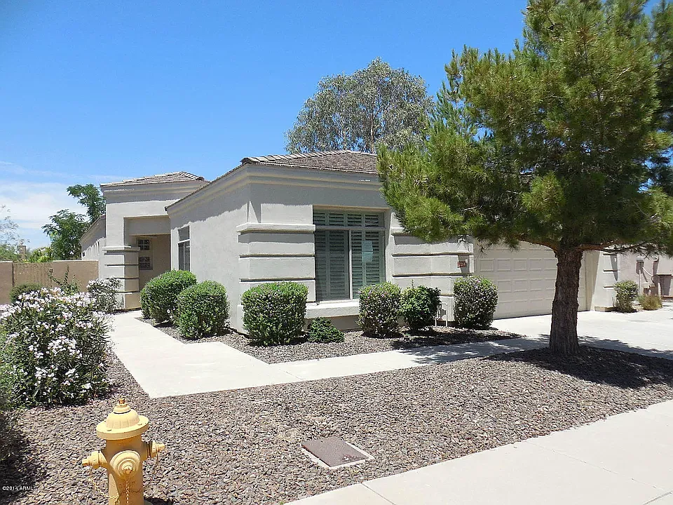 4 bed, 2343 sqft, $2,700 — Photo 2