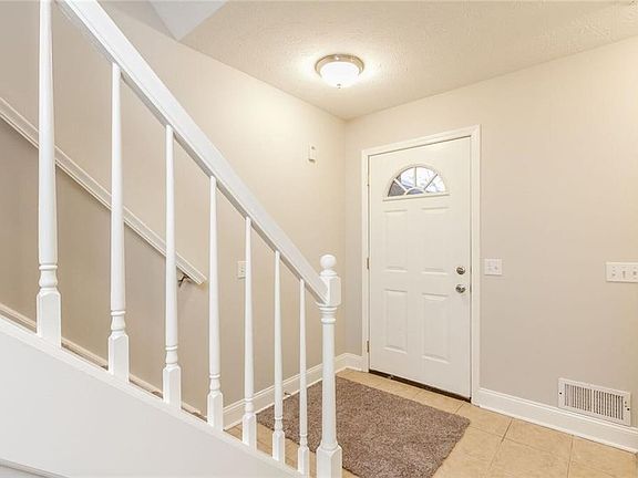 3rd image of 125 Broxbourne Dr