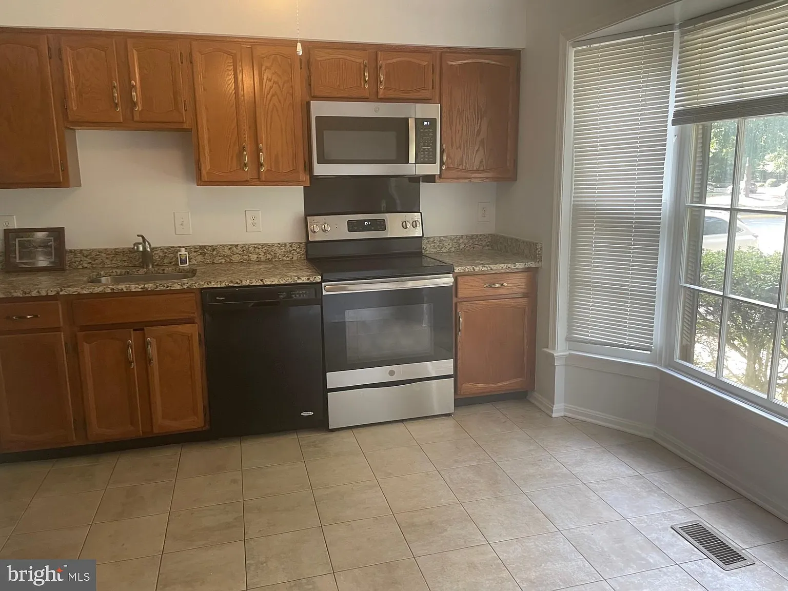 3 bed, 3.5 bath, 1540 sqft, $2,800 — Photo 2