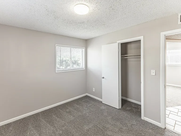 Mirabeau Apartments — Photo 27