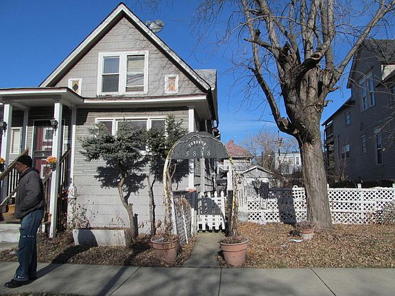 3rd image of 5838 W Walton St