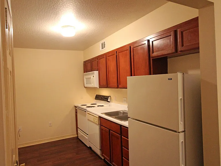 211 Chevy Chase Dr — Photo 9