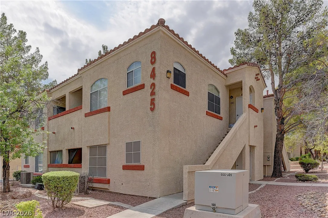 2 bed, 2.0 bath, 821 sqft, $1,325 — Photo 1
