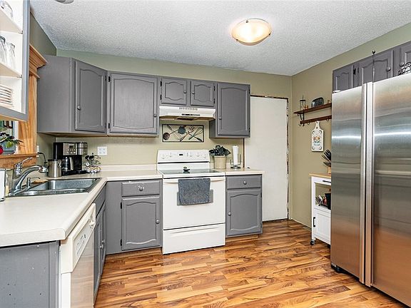 3rd image of 613 Race St