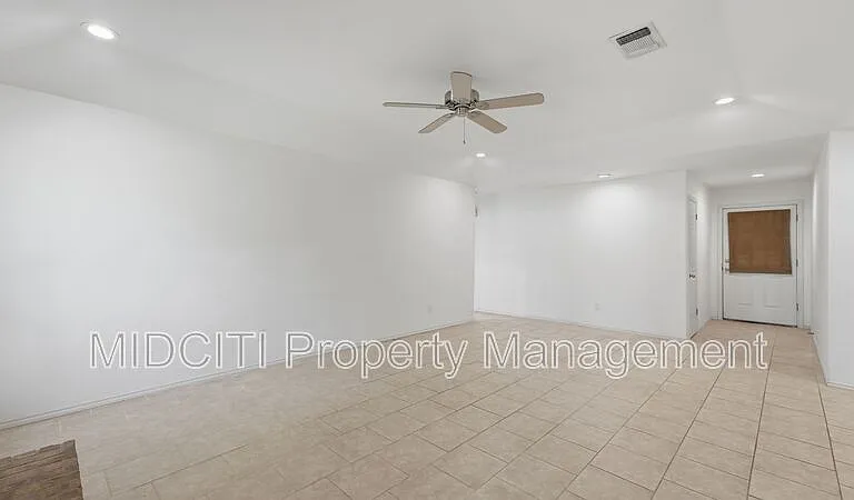 1233 Hollyhock Ln — Photo 17