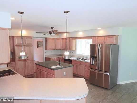 Breakfast Bar-Island-SS Appliances-Layered Pantry