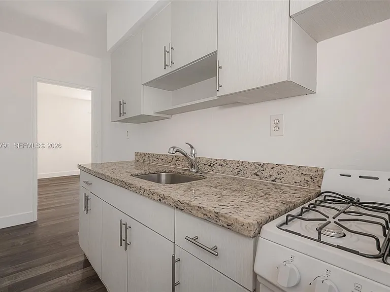 8340 Crespi Blvd #20 — Photo 7