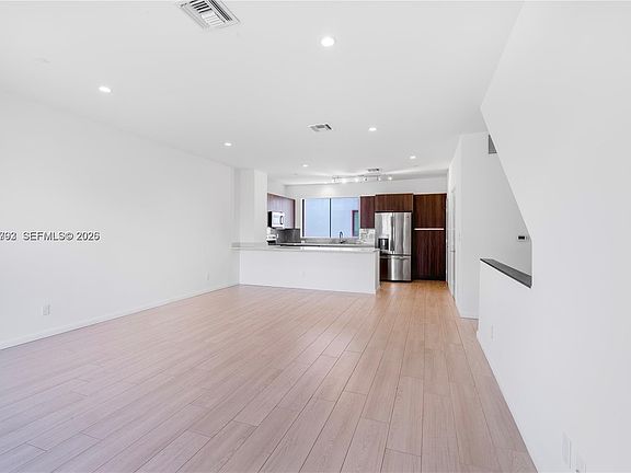 5th image of 113 NE 6th St #3615