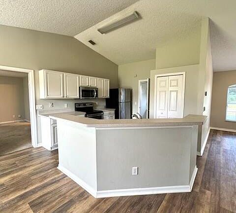 4th image of 501 SE Sweet Avenue