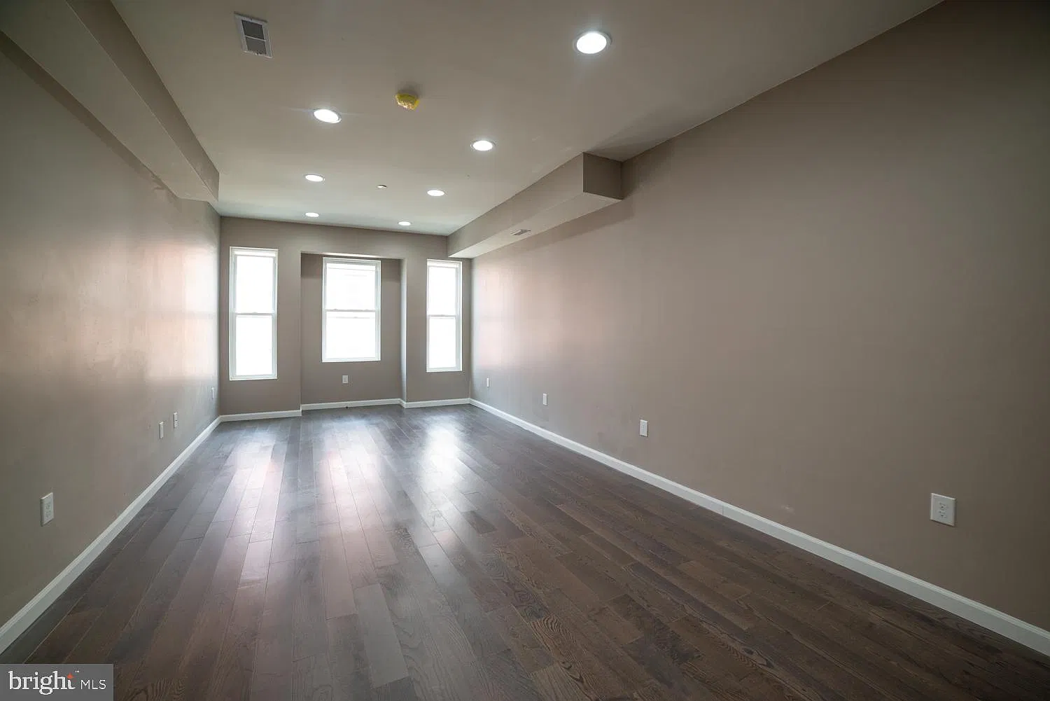 5 bed, 3.0 bath, 2283 sqft, $3,500 — Photo 2