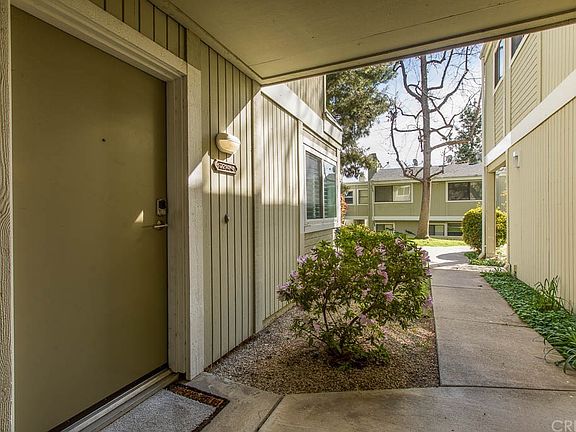 4th image of 22141 Burbank Blvd Unit 4