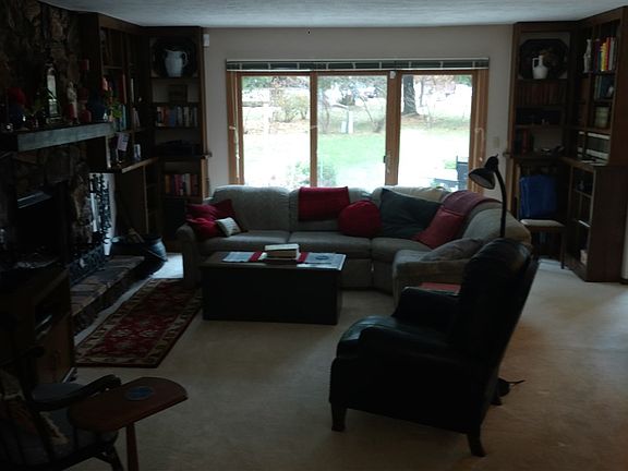 5th image of 1915 Sweetbriar Ln