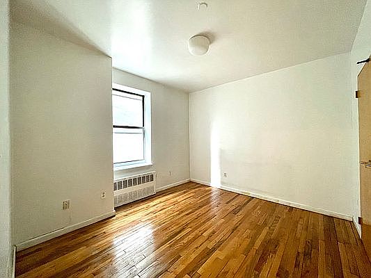 3rd image of 211 W 144th St #1A