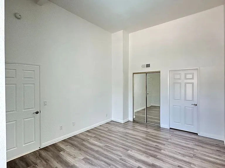 5455 Sylmar Ave #402 — Photo 12