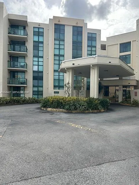 International Towers Cond — Photo 1