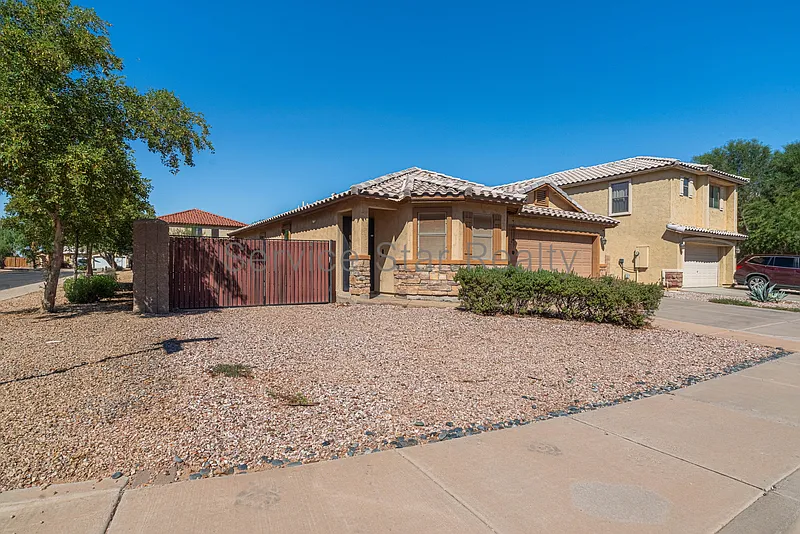 3 bed, 2.0 bath, 1344 sqft, $1,900 — Photo 3