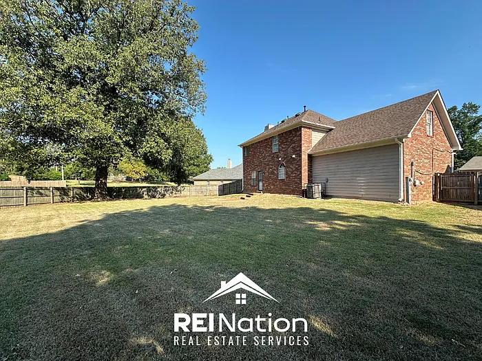 4 bed, 2.5 bath, 1928 sqft, $1,895 — Photo 2