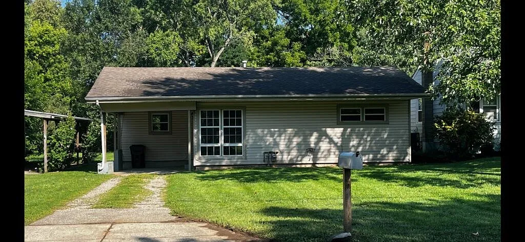 3 bed, 816 sqft, $1,350 — Photo 1