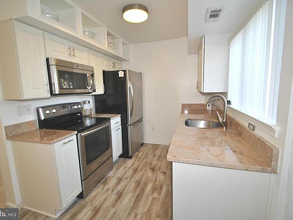 3rd image of 216 Saint Johns Sq