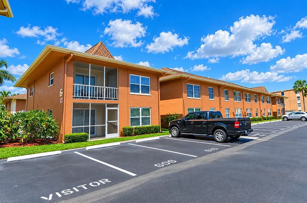 2 bed, 1.0 bath, 872 sqft, $2,000 — Photo 2