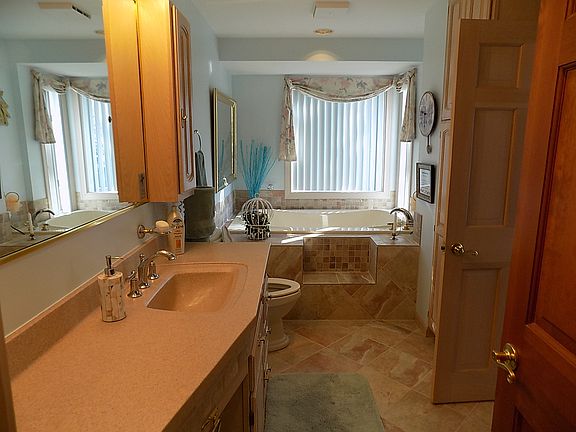 4th image of 4300 Iroquois Dr
