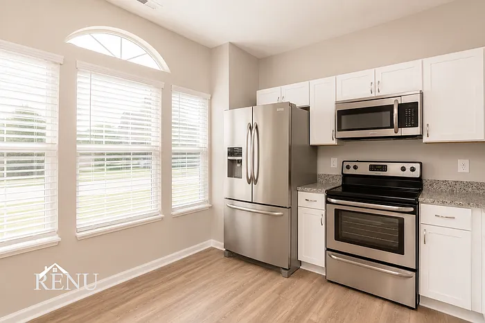 2710 Lucas Dr — Photo 4