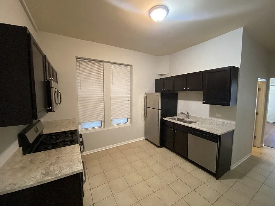2 bed, 700 sqft, $1,998 — Photo 2